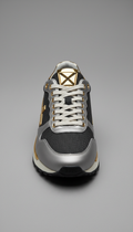 sneaker colaboración detalles oro