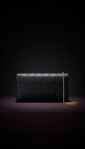 Clutch negro monogramado para noche